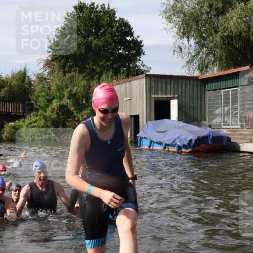 31.08.2025 - Elbe Triathlon Hamburg Luisa Fischer http://msf.ph/oto/8685857 31.08.2025 10:41:40 Schwimmen 1370, 1388, 1429, 1442 meine-sportfotos.de