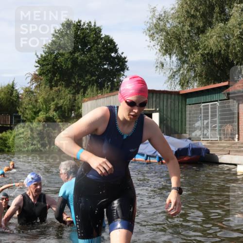 31.08.2025 - Elbe Triathlon Hamburg Luisa Fischer http://msf.ph/oto/8685859 31.08.2025 10:41:41 Schwimmen 1370, 1388, 1429, 1442 meine-sportfotos.de
