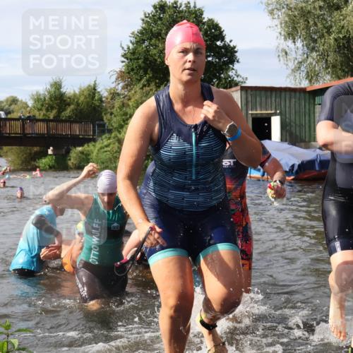 31.08.2025 - Elbe Triathlon Hamburg Luisa Fischer http://msf.ph/oto/8685962 31.08.2025 10:42:11 Schwimmen 1357, 1395, 1407, 1410, 1411, 1413, 1416, 1425, 1433, 1436, 1450, 1498 meine-sportfotos.de