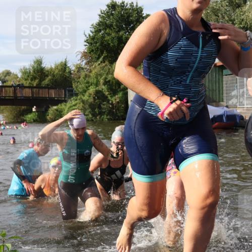 31.08.2025 - Elbe Triathlon Hamburg Luisa Fischer http://msf.ph/oto/8685964 31.08.2025 10:42:11 Schwimmen 1357, 1395, 1407, 1410, 1411, 1413, 1416, 1425, 1433, 1436, 1450, 1498 meine-sportfotos.de