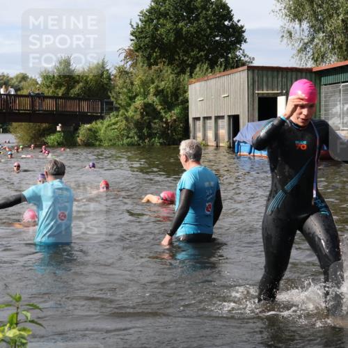 31.08.2025 - Elbe Triathlon Hamburg Luisa Fischer http://msf.ph/oto/8685991 31.08.2025 10:42:19 Schwimmen 1357, 1400, 1407, 1410, 1422, 1436 meine-sportfotos.de