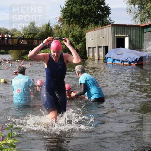 31.08.2025 - Elbe Triathlon Hamburg Luisa Fischer http://msf.ph/oto/8685998 31.08.2025 10:42:24 Schwimmen 1398, 1400, 1422, 1436, 1458 meine-sportfotos.de