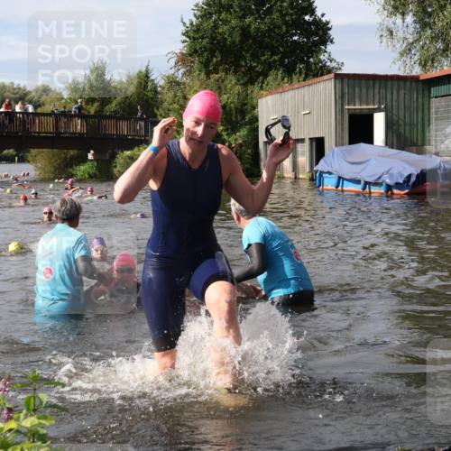 31.08.2025 - Elbe Triathlon Hamburg Luisa Fischer http://msf.ph/oto/8686000 31.08.2025 10:42:24 Schwimmen 1398, 1400, 1422, 1436, 1458 meine-sportfotos.de