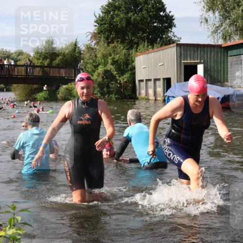 31.08.2025 - Elbe Triathlon Hamburg Luisa Fischer http://msf.ph/oto/8686016 31.08.2025 10:42:27 Schwimmen 1398, 1399, 1400, 1422, 1458 meine-sportfotos.de