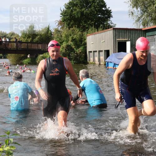 31.08.2025 - Elbe Triathlon Hamburg Luisa Fischer http://msf.ph/oto/8686018 31.08.2025 10:42:28 Schwimmen 1398, 1399, 1400, 1422, 1458 meine-sportfotos.de