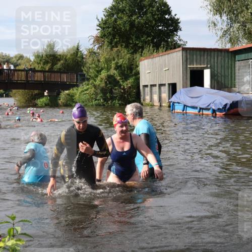 31.08.2025 - Elbe Triathlon Hamburg Luisa Fischer http://msf.ph/oto/8686032 31.08.2025 10:42:30 Schwimmen 1398, 1399, 1400, 1458 meine-sportfotos.de