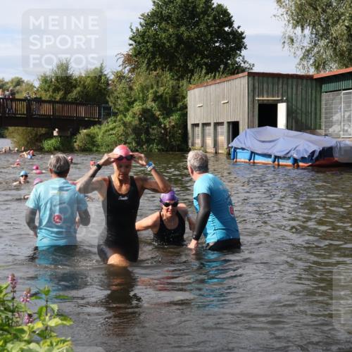 31.08.2025 - Elbe Triathlon Hamburg Luisa Fischer http://msf.ph/oto/8686059 31.08.2025 10:42:40 Schwimmen 1390, 1399, 1457, 1495 meine-sportfotos.de