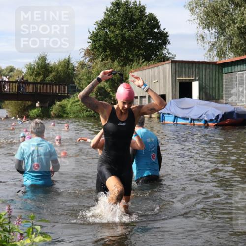 31.08.2025 - Elbe Triathlon Hamburg Luisa Fischer http://msf.ph/oto/8686066 31.08.2025 10:42:42 Schwimmen 1390, 1457, 1495 meine-sportfotos.de