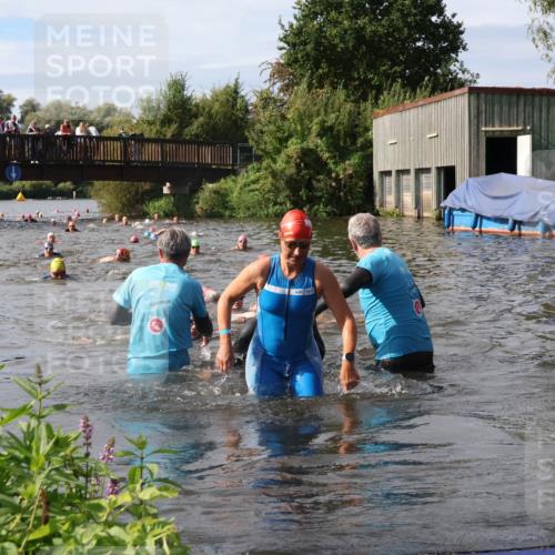 31.08.2025 - Elbe Triathlon Hamburg Luisa Fischer http://msf.ph/oto/8686068 31.08.2025 10:42:51 Schwimmen 988, 1358, 1394, 1435, 1474, 1481 meine-sportfotos.de