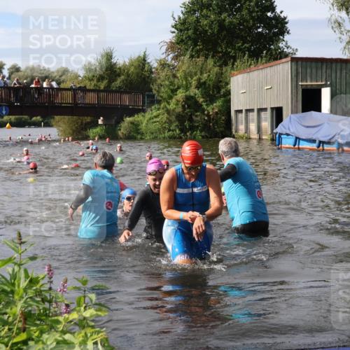 31.08.2025 - Elbe Triathlon Hamburg Luisa Fischer http://msf.ph/oto/8686072 31.08.2025 10:42:51 Schwimmen 988, 1358, 1394, 1435, 1474, 1481 meine-sportfotos.de