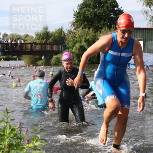 31.08.2025 - Elbe Triathlon Hamburg Luisa Fischer http://msf.ph/oto/8686083 31.08.2025 10:42:53 Schwimmen 988, 1358, 1366, 1383, 1394, 1435, 1474, 1481 meine-sportfotos.de