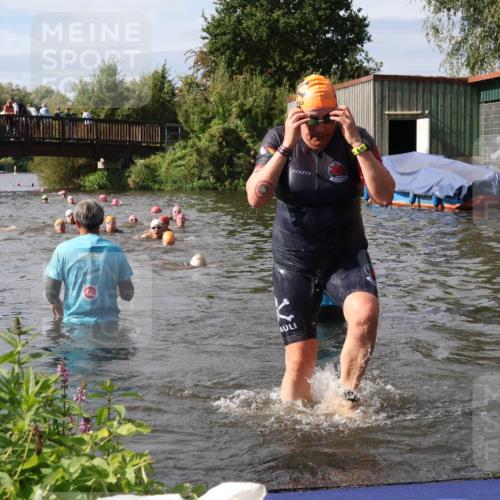 31.08.2025 - Elbe Triathlon Hamburg Luisa Fischer http://msf.ph/oto/8686260 31.08.2025 10:43:37 Schwimmen 1466, 1476, 1507 meine-sportfotos.de