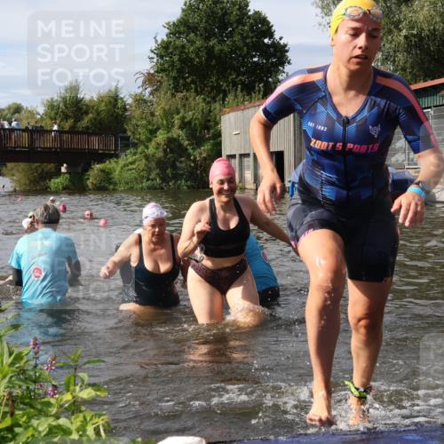 31.08.2025 - Elbe Triathlon Hamburg Luisa Fischer http://msf.ph/oto/8686348 31.08.2025 10:44:01 Schwimmen 1356, 1360, 1361, 1362, 1377, 1396, 1406, 1430, 1467, 1497, 1500, 1502 meine-sportfotos.de
