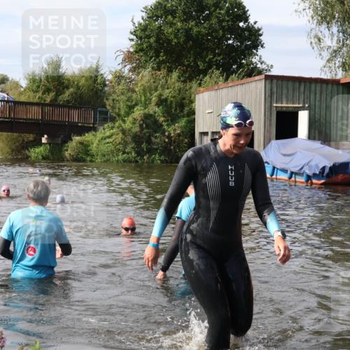 31.08.2025 - Elbe Triathlon Hamburg Luisa Fischer http://msf.ph/oto/8686420 31.08.2025 10:45:20 Schwimmen 1401 meine-sportfotos.de