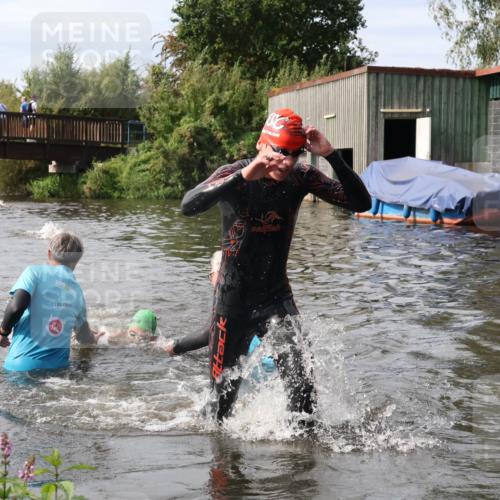 31.08.2025 - Elbe Triathlon Hamburg Luisa Fischer http://msf.ph/oto/8686563 31.08.2025 10:46:44 Schwimmen 1385, 1603, 1607 meine-sportfotos.de