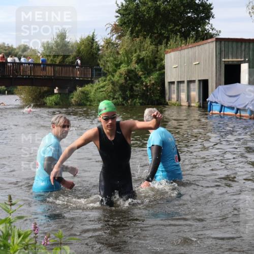 31.08.2025 - Elbe Triathlon Hamburg Luisa Fischer http://msf.ph/oto/8686575 31.08.2025 10:46:47 Schwimmen 1603, 1607 meine-sportfotos.de