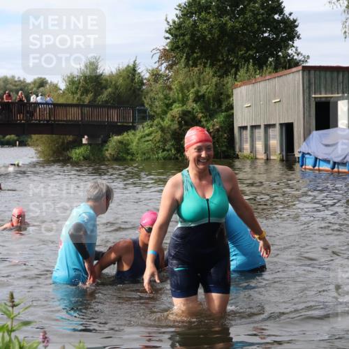 31.08.2025 - Elbe Triathlon Hamburg Luisa Fischer http://msf.ph/oto/8686645 31.08.2025 10:47:37 Schwimmen 1453, 1588, 1601 meine-sportfotos.de