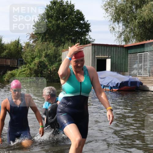 31.08.2025 - Elbe Triathlon Hamburg Luisa Fischer http://msf.ph/oto/8686655 31.08.2025 10:47:39 Schwimmen 1453, 1588, 1601 meine-sportfotos.de