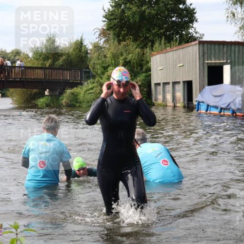 31.08.2025 - Elbe Triathlon Hamburg Luisa Fischer http://msf.ph/oto/8686707 31.08.2025 10:48:13 Schwimmen 1464, 1523, 1575, 1615 meine-sportfotos.de