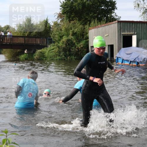 31.08.2025 - Elbe Triathlon Hamburg Luisa Fischer http://msf.ph/oto/8686716 31.08.2025 10:48:16 Schwimmen 1464, 1523, 1575, 1615 meine-sportfotos.de