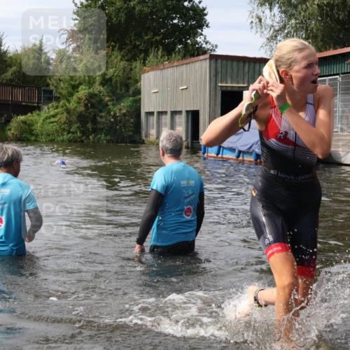 31.08.2025 - Elbe Triathlon Hamburg Luisa Fischer http://msf.ph/oto/8686783 31.08.2025 10:49:39 Schwimmen 1612 meine-sportfotos.de