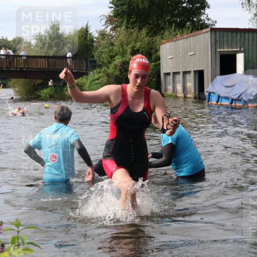 31.08.2025 - Elbe Triathlon Hamburg Luisa Fischer http://msf.ph/oto/8686856 31.08.2025 10:50:18 Schwimmen 1512, 1529 meine-sportfotos.de