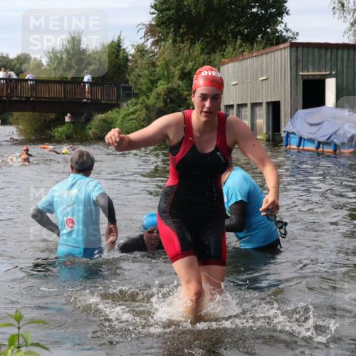 31.08.2025 - Elbe Triathlon Hamburg Luisa Fischer http://msf.ph/oto/8686857 31.08.2025 10:50:18 Schwimmen 1512, 1529 meine-sportfotos.de