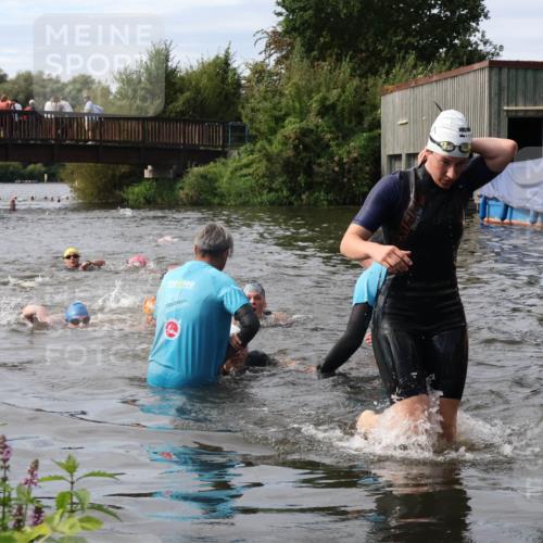 31.08.2025 - Elbe Triathlon Hamburg Luisa Fischer http://msf.ph/oto/8686881 31.08.2025 10:50:36 Schwimmen 1576, 1584, 1609 meine-sportfotos.de