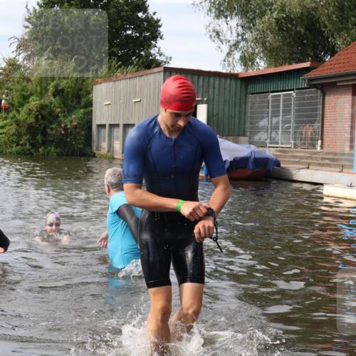 31.08.2025 - Elbe Triathlon Hamburg Luisa Fischer http://msf.ph/oto/8686954 31.08.2025 10:51:23 Schwimmen 1556, 1592 meine-sportfotos.de