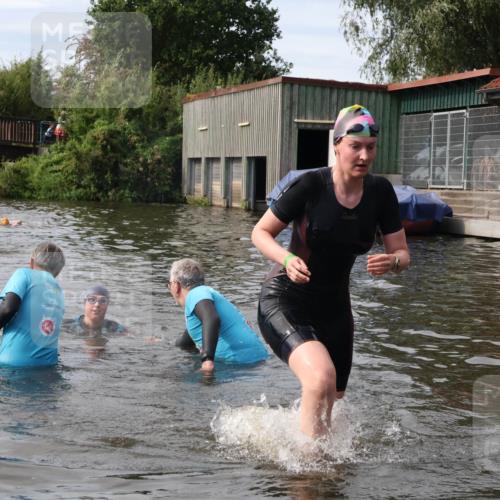 31.08.2025 - Elbe Triathlon Hamburg Luisa Fischer http://msf.ph/oto/8686970 31.08.2025 10:51:30 Schwimmen 1531, 1556 meine-sportfotos.de