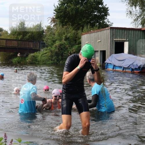 31.08.2025 - Elbe Triathlon Hamburg Luisa Fischer http://msf.ph/oto/8687144 31.08.2025 10:53:22 Schwimmen 1477, 1579, 1605 meine-sportfotos.de