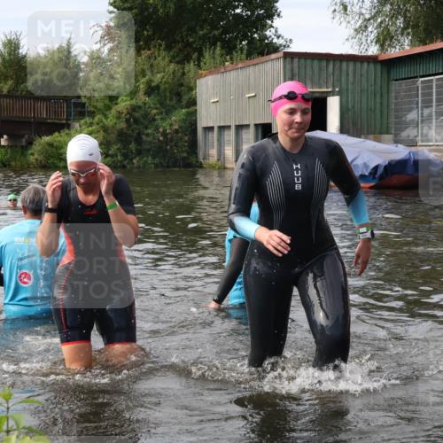 31.08.2025 - Elbe Triathlon Hamburg Luisa Fischer http://msf.ph/oto/8687177 31.08.2025 10:53:33 Schwimmen 952, 1477, 1548, 1563 meine-sportfotos.de