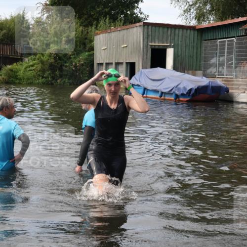 31.08.2025 - Elbe Triathlon Hamburg Luisa Fischer http://msf.ph/oto/8687189 31.08.2025 10:53:56 Schwimmen 1574, 1593 meine-sportfotos.de