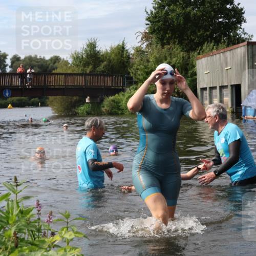 31.08.2025 - Elbe Triathlon Hamburg Luisa Fischer http://msf.ph/oto/8687263 31.08.2025 10:55:13 Schwimmen 1525, 1538, 1616 meine-sportfotos.de