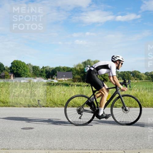 31.08.2025 - Elbe Triathlon Hamburg Michael Burmester http://msf.ph/oto/8690125 31.08.2025 09:34:55 Radfahren 264, 375, 422, 440, 537, 568, 606, 727 meine-sportfotos.de