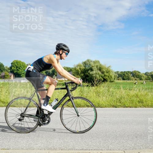 31.08.2025 - Elbe Triathlon Hamburg Michael Burmester http://msf.ph/oto/8691535 31.08.2025 10:04:34 Radfahren 400, 597, 726, 880, 902, 920, 931 meine-sportfotos.de