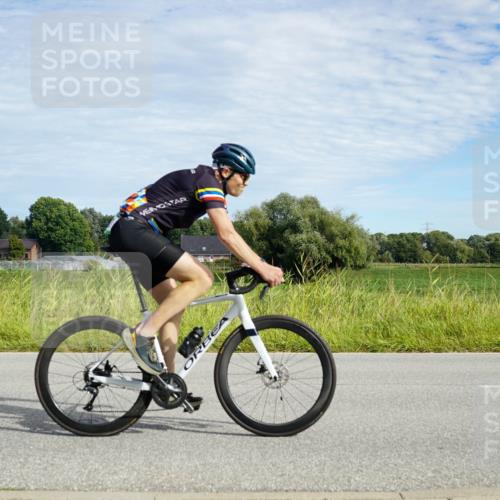 31.08.2025 - Elbe Triathlon Hamburg Michael Burmester http://msf.ph/oto/8691869 31.08.2025 10:17:40 Radfahren 569, 820, 823, 825 meine-sportfotos.de