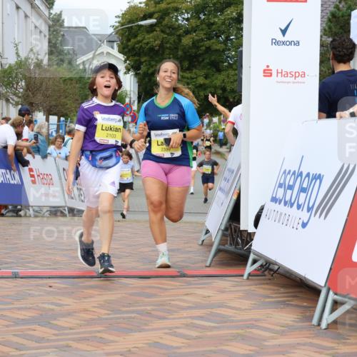 31.08.2025 - 21. Blankeneser Heldenlauf Strokosch-Dieckow http://msf.ph/oto/8704217 31.08.2025 10:31:17 Ziel 2437, 2324, 2551, 2121, 2307, 2649, 2647, 2399, 2103 meine-sportfotos.de