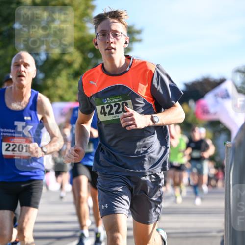 07.09.2025 - BARMER Alsterlauf Dr. Thomas Lammeyer http://msf.ph/oto/8707399 07.09.2025 09:27:33 Laufen 2201, 36, 4228 meine-sportfotos.de
