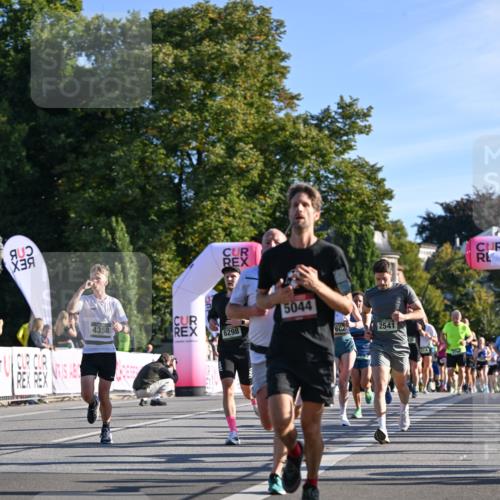 07.09.2025 - BARMER Alsterlauf Dr. Thomas Lammeyer http://msf.ph/oto/8707740 07.09.2025 09:28:44 Laufen 4358, 5044, 6298, 602, 2541, 54 meine-sportfotos.de