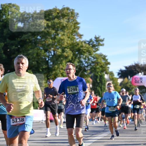 07.09.2025 - BARMER Alsterlauf Dr. Thomas Lammeyer http://msf.ph/oto/8708383 07.09.2025 09:30:35 Laufen 5338, 3299, 5905 meine-sportfotos.de