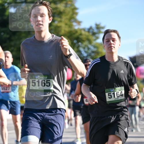 07.09.2025 - BARMER Alsterlauf Dr. Thomas Lammeyer http://msf.ph/oto/8709591 07.09.2025 09:34:06 Laufen 5527, 36, 5165, 36, 5164 meine-sportfotos.de