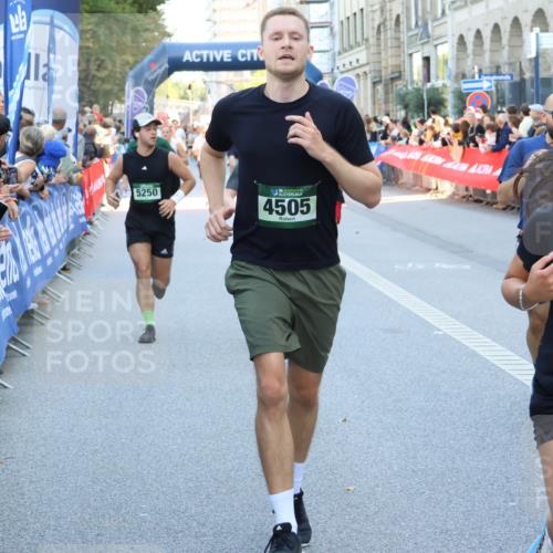 07.09.2025 - BARMER Alsterlauf Strokosch-Dieckow http://msf.ph/oto/8720169 07.09.2025 10:00:42 Ziel 2074, 2517, 3018, 3033, 3119, 3300, 3558, 3834, 4147, 4317, 4529, 4660, 4928, 5122, 5204, 5337, 5353, 5517, 5918, 6136, 6211, 8090, 8155, 8156, 8283 meine-sportfotos.de