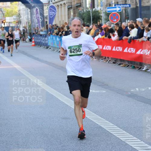07.09.2025 - BARMER Alsterlauf Strokosch-Dieckow http://msf.ph/oto/8726051 07.09.2025 09:43:51 Ziel 2411, 2618, 2699, 2826, 3458, 3596, 4382, 4472, 4849, 4949, 5034, 5227, 5751, 5862, 6108, 6120, 6193, 8154 meine-sportfotos.de