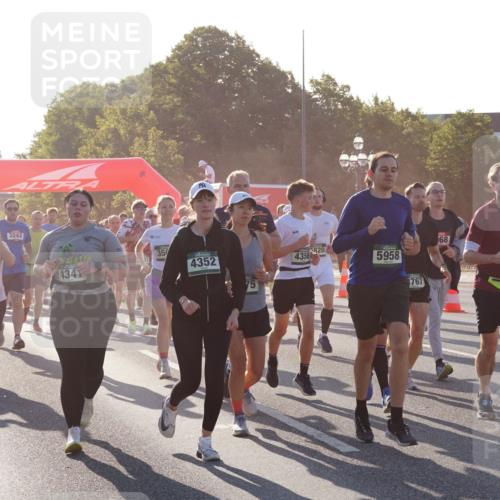 07.09.2025 - BARMER Alsterlauf Yannick Fuchs http://msf.ph/oto/8731055 07.09.2025 09:00:35 Laufen 3242, 35, 68, 4352, 09, 4358, 820, 4792, 4341, 5958, 3864, 767, 2697, 6015 meine-sportfotos.de
