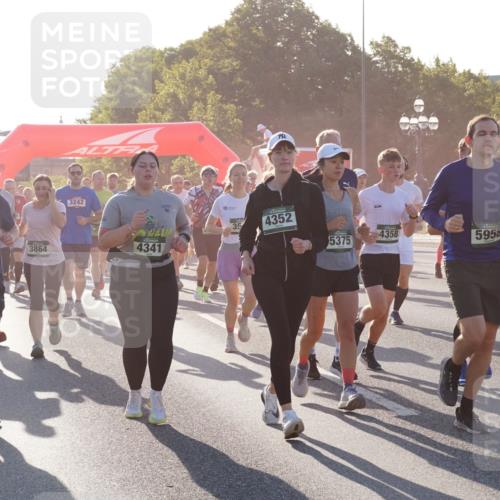 07.09.2025 - BARMER Alsterlauf Yannick Fuchs http://msf.ph/oto/8731059 07.09.2025 09:00:36 Laufen 3864, 4792, 3242, 4352, 400, 4358, 4341, 5375, 5958, 3767, 26 meine-sportfotos.de
