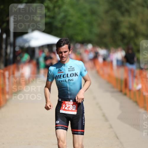 07.09.2025 - 19. Norderstedt Triathlon Michael Strokosch http://msf.ph/oto/8736788 07.09.2025 12:24:40 Laufen 826, 1239 meine-sportfotos.de