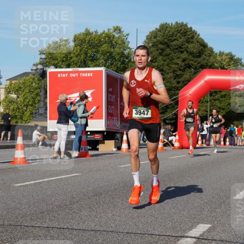 07.09.2025 - BARMER Alsterlauf Yannick Fuchs http://msf.ph/oto/8737968 07.09.2025 09:25:20 Laufen 817, 3947, 4370, 22 meine-sportfotos.de