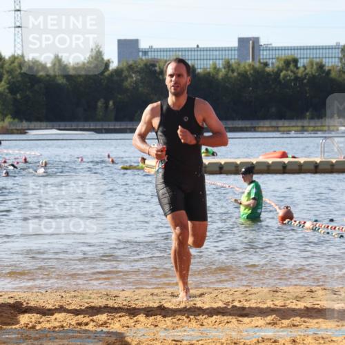 07.09.2025 - 19. Norderstedt Triathlon Luisa Fischer http://msf.ph/oto/8741669 07.09.2025 10:04:37 Schwimmen 1138, 1139 meine-sportfotos.de