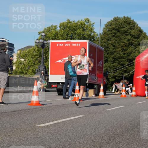 07.09.2025 - BARMER Alsterlauf Yannick Fuchs http://msf.ph/oto/8741947 07.09.2025 09:28:18 Laufen 5892, 26 meine-sportfotos.de
